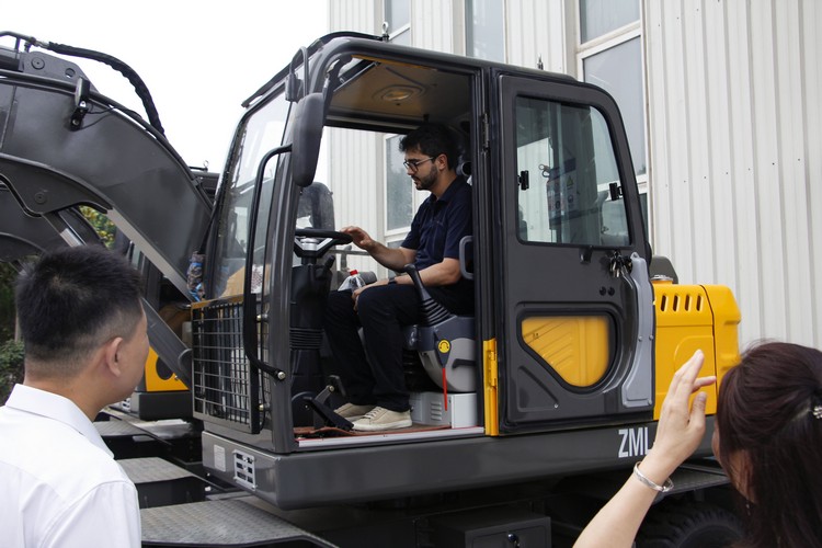 Brazilian Businessmen Visit China Coal Group To Purchase Various Construction Machinery Products